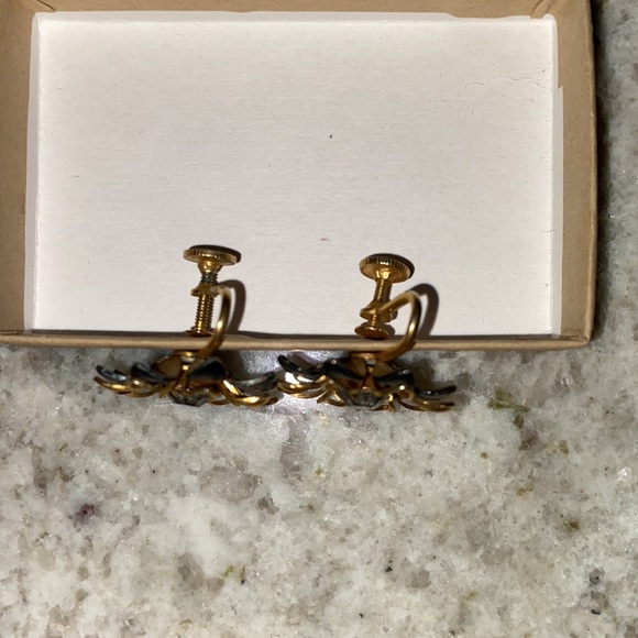Vintage BN Black Enamel Flower Clear Rhinestone & Gold Tone Earrings Scrub - Picture 2 of 3